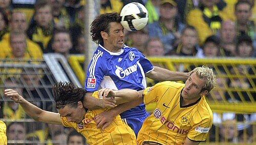 Schalkes Mladen Kristajic (M.) im Spiel gegen Dortmund Schalkes Mladen Kristajic (M.) im Spiel gegen Dortmund