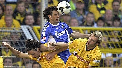 Schalkes Mladen Kristajic (M.) im Spiel gegen Dortmund