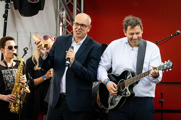 Klingbeil spielt Gitarre - und zwar nicht nur zum Entspannen: hier 2023 auf einer SPD-Wahlkampfveranstaltung in Bremen. Klingbeil spielt Gitarre - und zwar nicht nur zum Entspannen: hier 2023 auf einer SPD-Wahlkampfveranstaltung in Bremen.