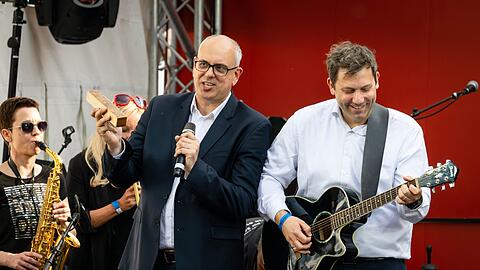 Klingbeil spielt Gitarre - und zwar nicht nur zum Entspannen: hier 2023 auf einer SPD-Wahlkampfveranstaltung in Bremen.