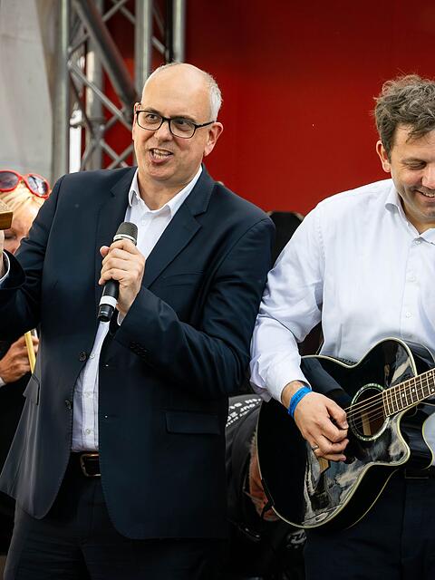 Klingbeil spielt Gitarre - und zwar nicht nur zum Entspannen: hier 2023 auf einer SPD-Wahlkampfveranstaltung in Bremen.