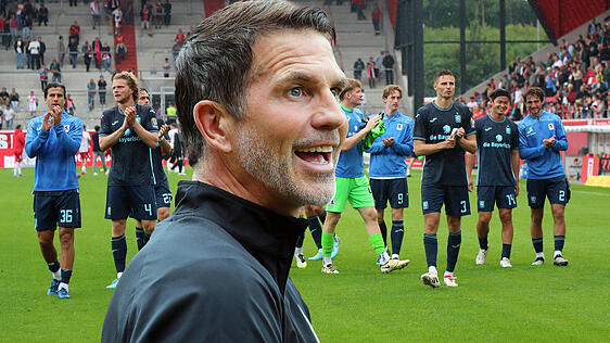 Fast die gesamte Drittliga-Konkurrenz zittert zum Start vor den Mannen von Trainer Glöckner (vorne). Er selbst will mit Sechzig „ oben mitspielen“, sich aber ebenso wie Geschäftsführer Werner öffentlich nicht weiter aus dem Fenster lehnen.