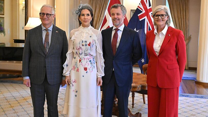 Simeon Beckett, K&ouml;nigin Mary, K&ouml;nig Frederik und Sam Mostyn (v.l.) in Canberra.