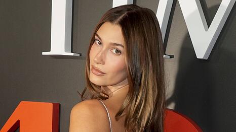 Hailey Bieber hat den Anti-Blush-Trend bereits f&uuml;r sich entdeckt.