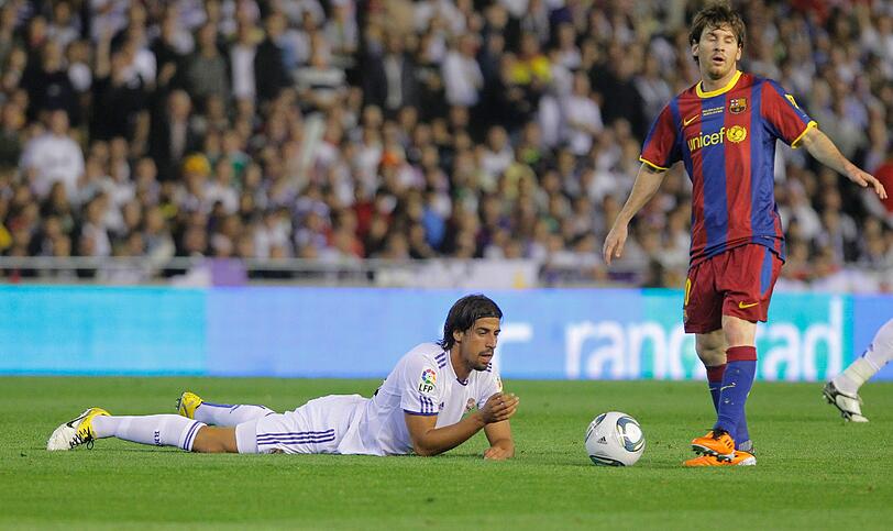 Wenige Stunden nach dem 1:0-Finalsieg von Real
Madrid über den FC Barcelona ist der spanische Fußball-Pokal bei den
Jubelfeiern in Madrid zerbrochen. Durch eine Unachtsamkeit von
Sergio Ramos fiel die Trophäe am frühen Donnerstagmorgen bei der
Fahrt durch die Straßen der Hauptstadt vom Dach des
Mannschaftbusses. Die Bilder vom Spektakel.