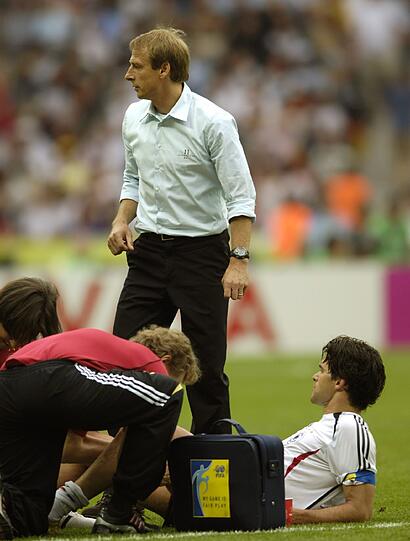 69. Länderspiel: Elfmeter-Drama im WM-Viertelfinale gegen Argentinien: Die
deutschen Schützen verwandeln nervenstark &ndash; auch Ballack. Und Jens
Lehmann hält in Berlin die Schüsse von Ayala und Cambiasso.