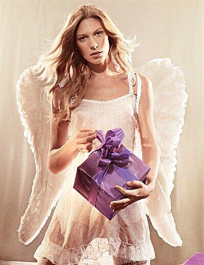 Sexy XXX-Mas: So heiß wird Weihnachten. Sarah Brandner in einer Werbekampagne von AXE.