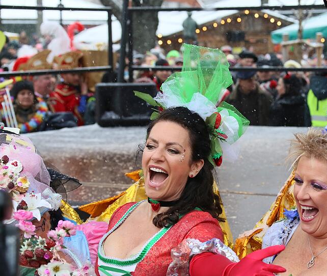 Christine Neubauer beim Tanz der Marktweiber am Viktualienmarkt.