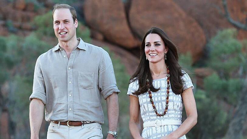 Prinz William und Herzogin Catherine beim Spaziergang am Urulu - ehemals Ayers Rock genannt - im australischen Outback. Prinz William und Herzogin Catherine beim Spaziergang am Urulu - ehemals Ayers Rock genannt - im australischen Outback.