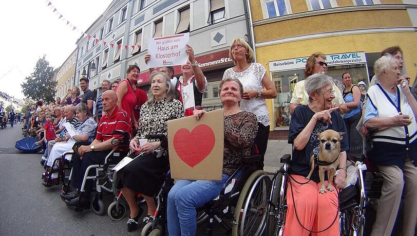 Der 35-Jährige ist unterwegs selten allein. Hier hält eine Dame sein Herz hoch. „Auf meiner Reise treffe ich viele hilfsbereite Menschen.“ Der 35-Jährige ist unterwegs selten allein. Hier hält eine Dame sein Herz hoch. „Auf meiner Reise treffe ich viele hilfsbereite Menschen.“