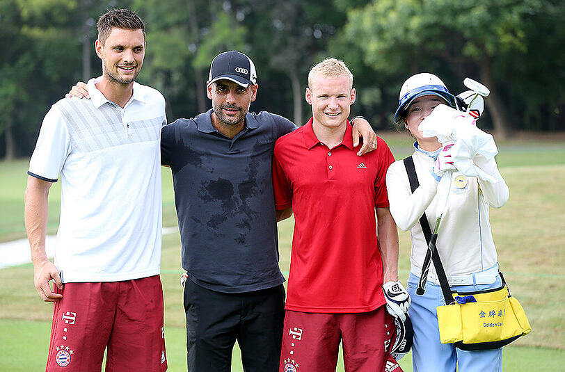 Pep Guardiola mit Sven Luriech (l.) und Sebastian Rode auf dem Golfplatz.