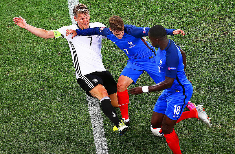 Bastian Schweinsteiger: Note 4 Der Kapitän mit seinem ersten Startelf-Einsatz als Ballverteiler zwischen den Innenverteidigern. Und dieser unglücklichen Szene: Berührte den Ball mit der Hand über dem Kopf &ndash; Elfmeter kurz vor der Pause. Welch Tragik.