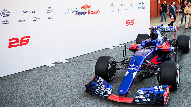 Als letztes der zehn Teams präsentierte Toro Rosso am Sonntagabend seinen neuen Boliden - und vielleicht für nicht wenige Fans galt in diesem Fall, dass das Beste zum Schluss kam. Der silber-blau-rote STR12 des "kleinen" Red-Bull-Rennstalls mit dem Bullen des Hauptsponsors auf der Heckfinne sieht spektakulär aus. Sogar das Weltmeister-Team von Mercedes gratulierte via Twitter zur gelungenen Optik.