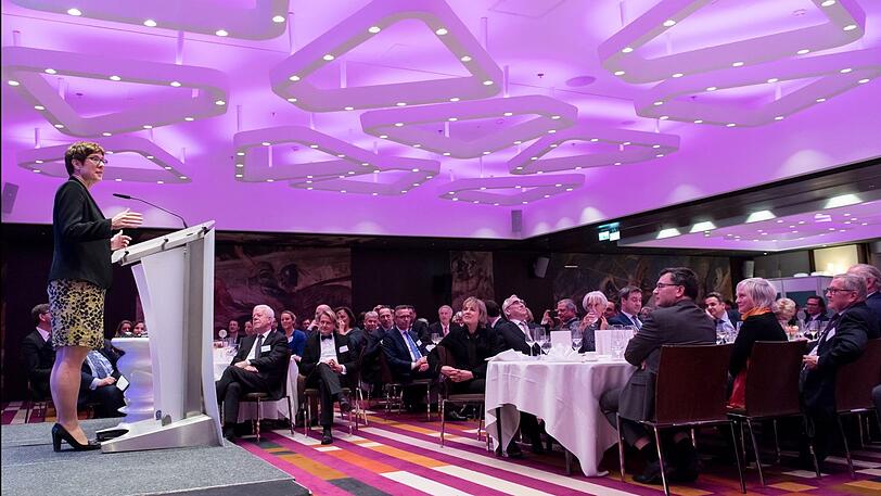 Annegret Kramp-Karrenbauer spricht beim European Dinner bei der Sicherheitskonferenz in München.