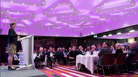 Annegret Kramp-Karrenbauer spricht beim European Dinner bei der Sicherheitskonferenz in München.