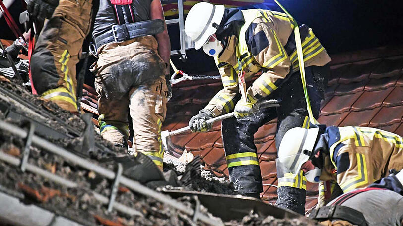 Die Einsatzkräfte mussten die Dachhaut aufwendig entfernen, ehe sie den Brand löschen konnten. Die Bilder.