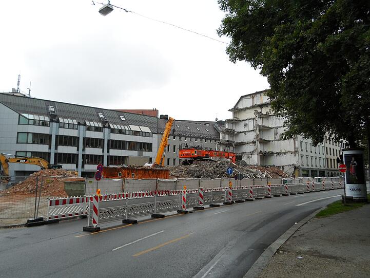 Der Abbruch des Hauses Maximiliansplatz 13 ist schon weit fortgeschritten. Nur ein Detail in luftiger Höhe macht klar, dass hier früher eine Bank untergebracht war.