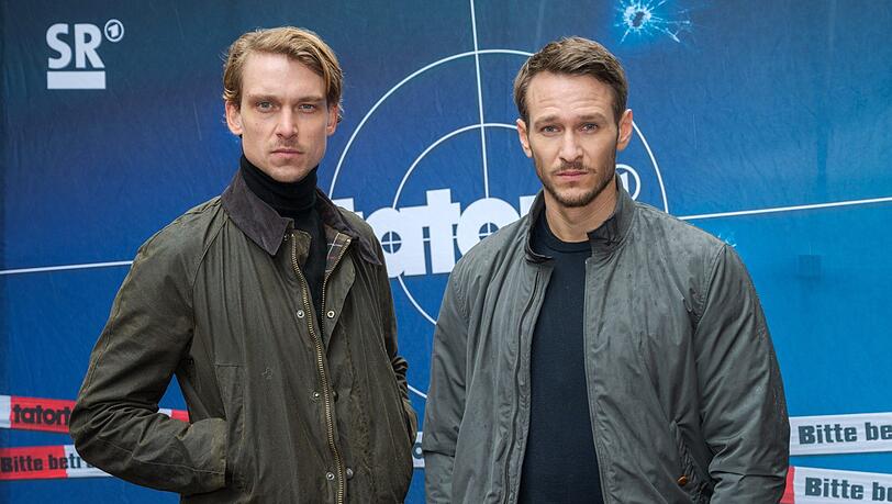 Adam Schürk (Daniel Sträßer) und Leo Hölzer (Vladimir Burlakov) sind die neuen Hauptkommissare des Saarländischen Rundfunks (SR). Adam Schürk (Daniel Sträßer) und Leo Hölzer (Vladimir Burlakov) sind die neuen Hauptkommissare des Saarländischen Rundfunks (SR).