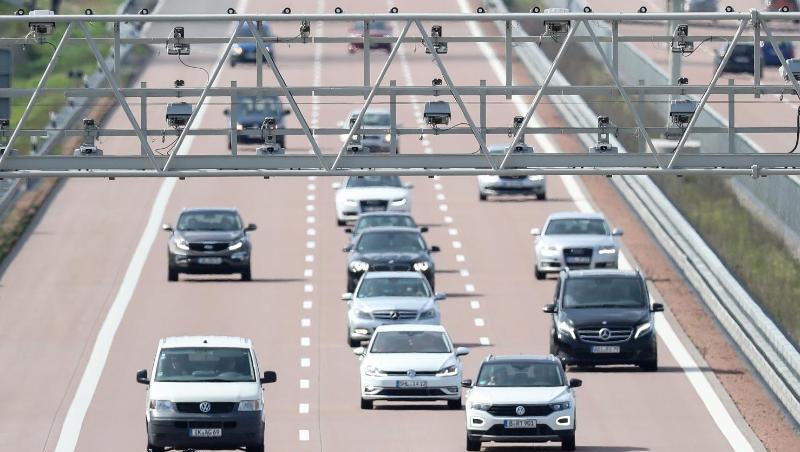 Autos fahren unter einer Mautbrücke auf der Autobahn A9 hindurch. Autos fahren unter einer Mautbrücke auf der Autobahn A9 hindurch.