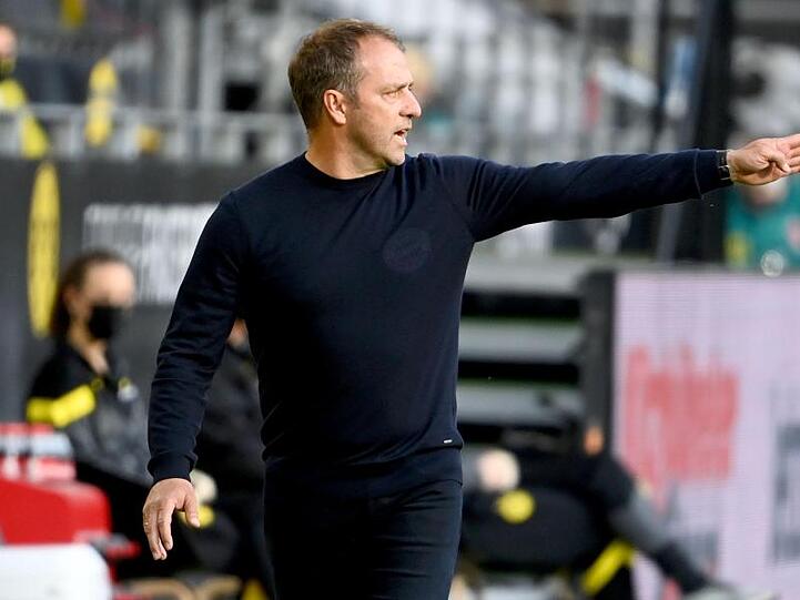Münchens Trainer Hansi Flick gestikuliert am Spielfeldrand. Foto: Federico Gambarini/dpa-Pool/dpa/Archivbild