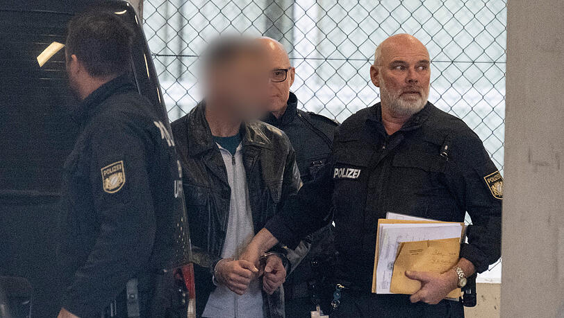 Polizisten führen den Mörder des 2005 ermordeten Münchener Modemachers Moshammer am Flughafen zu einem Abschiebeflug.