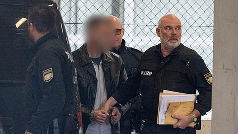 Polizisten führen den Mörder des 2005 ermordeten Münchener Modemachers Moshammer am Flughafen zu einem Abschiebeflug.