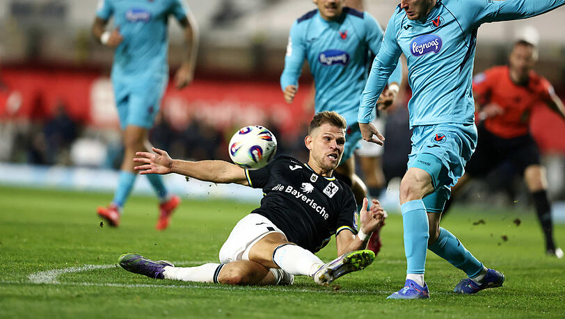Die Löwen um Routinier Florian Niederlechner erkämpften sich gegen Viktoria Köln nach 0:2-Rückstand immerhin noch einen Punkt.