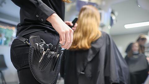 Laut einer YouGov-Umfrage gibt ein Viertel der Menschen in Deutschland kein Geld für einen Haarschnitt aus. (Archivbild)