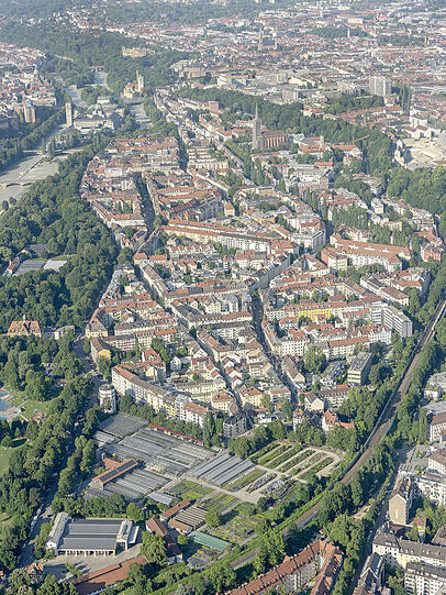 Der Blick auf die Au mit der Mariahilfkirche am Mariahilfplatz hinten.