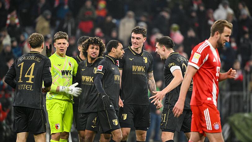 Die Bayern um Harry Kane (r) &auml;rgern sich &uuml;ber die Niederlage.