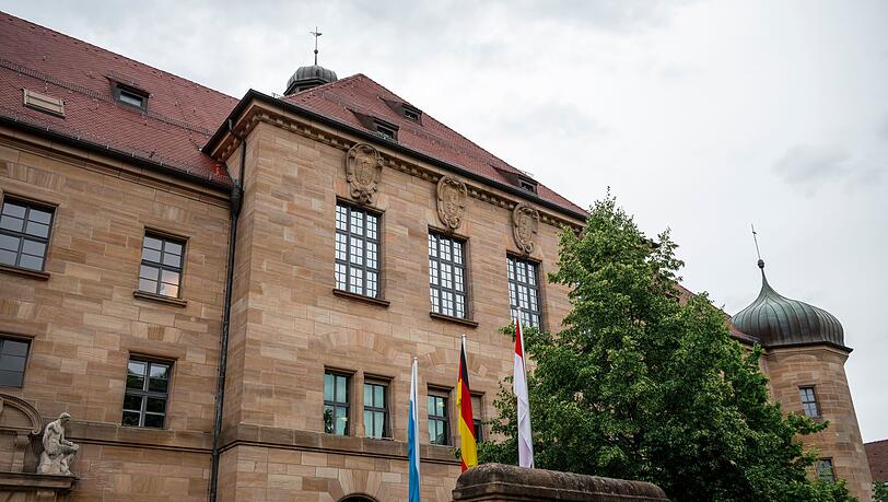 Der Prozess gegen Demonstranten, die auf den Hof des bayerischen Bauernpräsidenten eingedrungen sein sollen, ist in Nürnberg gestartet. Der Prozess gegen Demonstranten, die auf den Hof des bayerischen Bauernpräsidenten eingedrungen sein sollen, ist in Nürnberg gestartet.