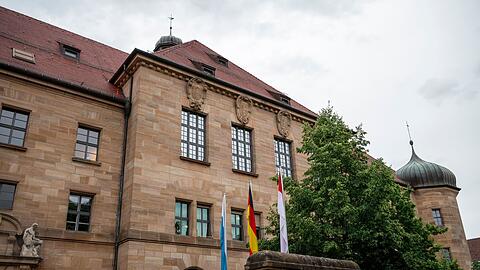 Der Prozess gegen Demonstranten, die auf den Hof des bayerischen Bauernpr&auml;sidenten eingedrungen sein sollen, ist in N&uuml;rnberg gestartet.