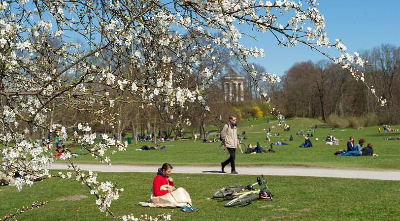 ... und die Sonnenstrahlen beispielsweise im Englischen Garten genießen...
