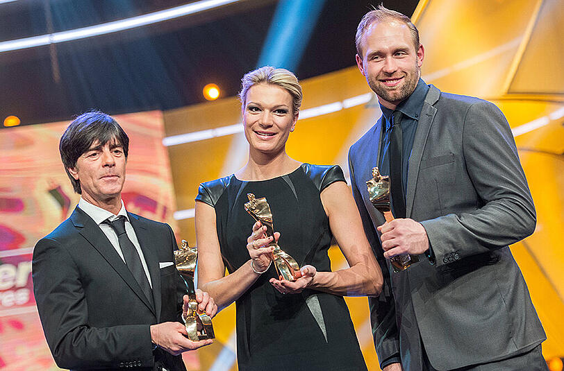 Gemeinsames Gewinnerfoto: Bundestrainer Joachim Löw, Ski-Star Maria Höfl-Riesch und Diskus-Held Robert Harting.