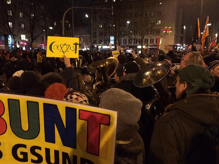 "Wir blasen Bagida den Marsch!" Unter diesem Motto wird am Goetheplatz für ein buntes, tolerantes München demonstriert - mit Musik.
