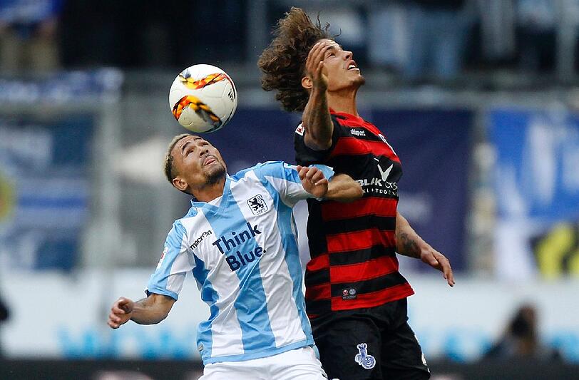 Im Hinspiel gelang den Löwen ein Last-Minute-Sieg: Daylon Claasen gegen Rolf Feltscher vom MSV Duisburg.