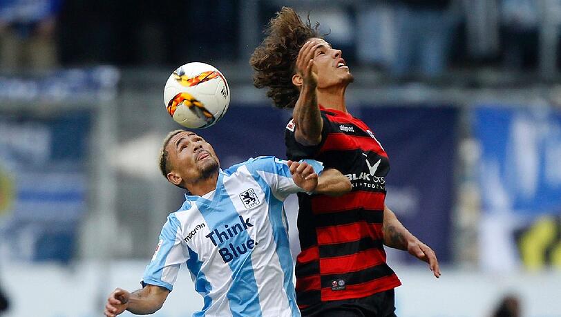 Im Hinspiel gelang den Löwen ein Last-Minute-Sieg: Daylon Claasen gegen Rolf Feltscher vom MSV Duisburg. Im Hinspiel gelang den Löwen ein Last-Minute-Sieg: Daylon Claasen gegen Rolf Feltscher vom MSV Duisburg.