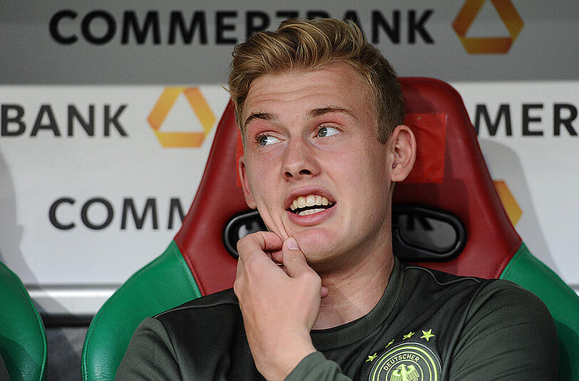 Warum hat es von den vier Youngstern nur Julian Brandt getroffen? Brandt hat den Zweikampf auf Augenhöhe gegen Leroy Sané verloren. Er wird sich als Führungsspieler bei den Olympischen Spielen profilieren dürfen und hat bei Löw durchaus bleibenden Eindruck für eine Rückkehr hinterlassen.
