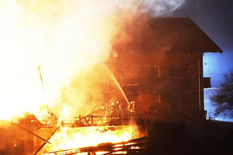 Kurz vor 23 Uhr gingen mehrere Notrufe ein. Als die freiwillige Feuerwehr eintraf, stand die komplette Scheune bereits in Flammen.