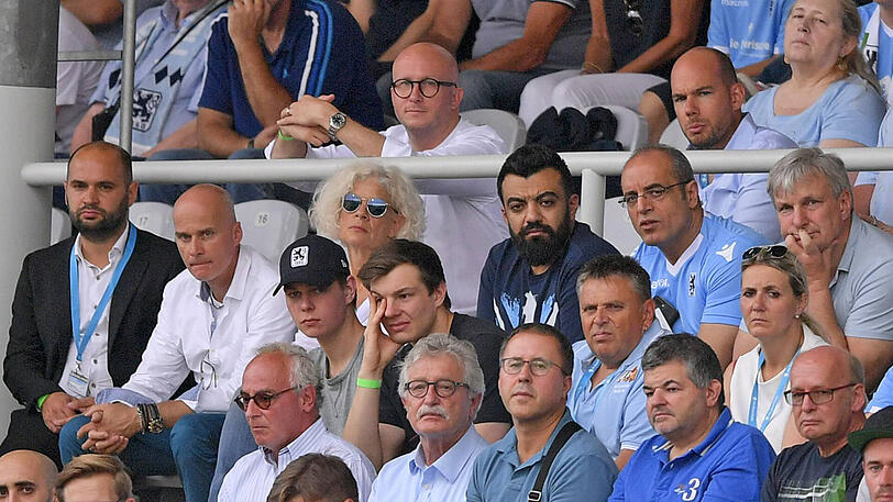 Letztes Aufeinandertreffen: Löwen-Präsident Robert Reisinger (2. v. li., neben Finanzdirektor Michael Scharold) und Yahya Ismaik (3. v. li., neben Ex-Geschäftsführer Anthony Power) im Grünwalder Stadion.