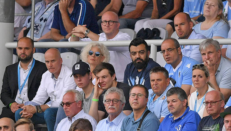 Letztes Aufeinandertreffen: Löwen-Präsident Robert Reisinger (2. v. li., neben Finanzdirektor Michael Scharold) und Yahya Ismaik (3. v. li., neben Ex-Geschäftsführer Anthony Power) im Grünwalder Stadion. Letztes Aufeinandertreffen: Löwen-Präsident Robert Reisinger (2. v. li., neben Finanzdirektor Michael Scharold) und Yahya Ismaik (3. v. li., neben Ex-Geschäftsführer Anthony Power) im Grünwalder Stadion.
