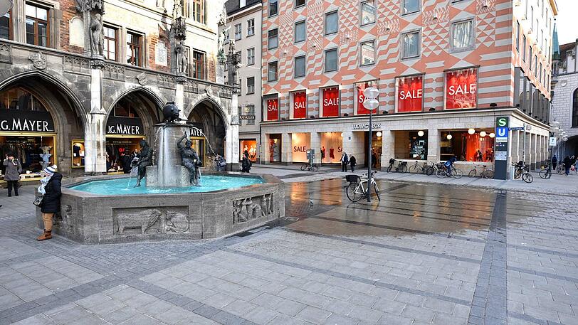 Sturm "Friederike" am Marienplatz. Wer nicht aufpasst, wird durch die Böen vom Fischbrunnen nassgemacht.