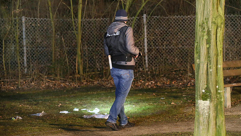 Beamte suchen nach den flüchtigen Tätern - Sanitäter versorgen die Verletzten. In Mühldorf am Inn haben sich am Freitag dramatische Szenen abgespielt.