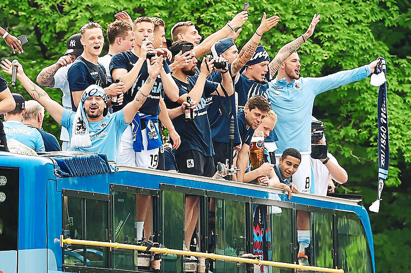 Der weißblaue Party-Bus! Die Sechzig-Spieler feiern den Aufstieg mit ihren Fans.