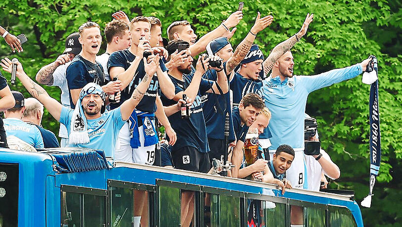Der weißblaue Party-Bus! Die Sechzig-Spieler feiern den Aufstieg mit ihren Fans. Der weißblaue Party-Bus! Die Sechzig-Spieler feiern den Aufstieg mit ihren Fans.