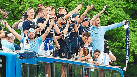 Der weißblaue Party-Bus! Die Sechzig-Spieler feiern den Aufstieg mit ihren Fans.