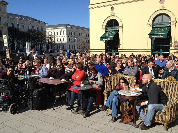 Frühling! Es gibt ihn also wirklich. Die Münchner haben sich nach den ersten Sonnenstrahlen gesehnt. Dementsprechend gut besucht sind die Cafés wie zum Beispiel das Tambosi. Die Bilder vom Frühlingstag in München.