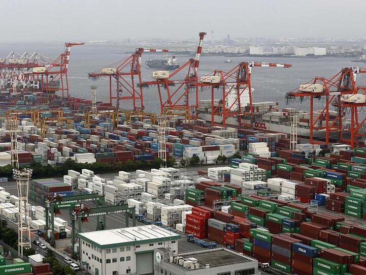 Container stapeln sich im Hafen der japanischen Metropole Tokio. Die EU und Japan bilden von diesem Freitag an die größte Freihandelszone der Welt.