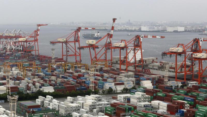 Container stapeln sich im Hafen der japanischen Metropole Tokio. Die EU und Japan bilden von diesem Freitag an die größte Freihandelszone der Welt.