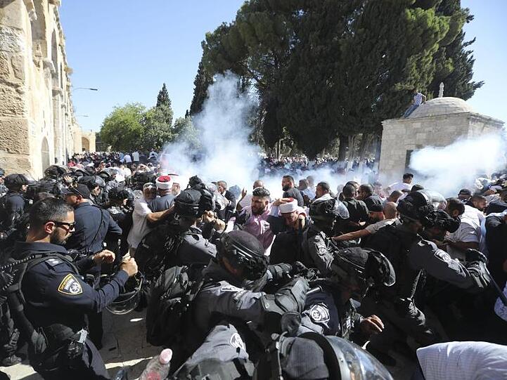 Auf dem Tempelberg kommt es zu Zusammenstößen zwischen israelische Polizisten und Muslimen.